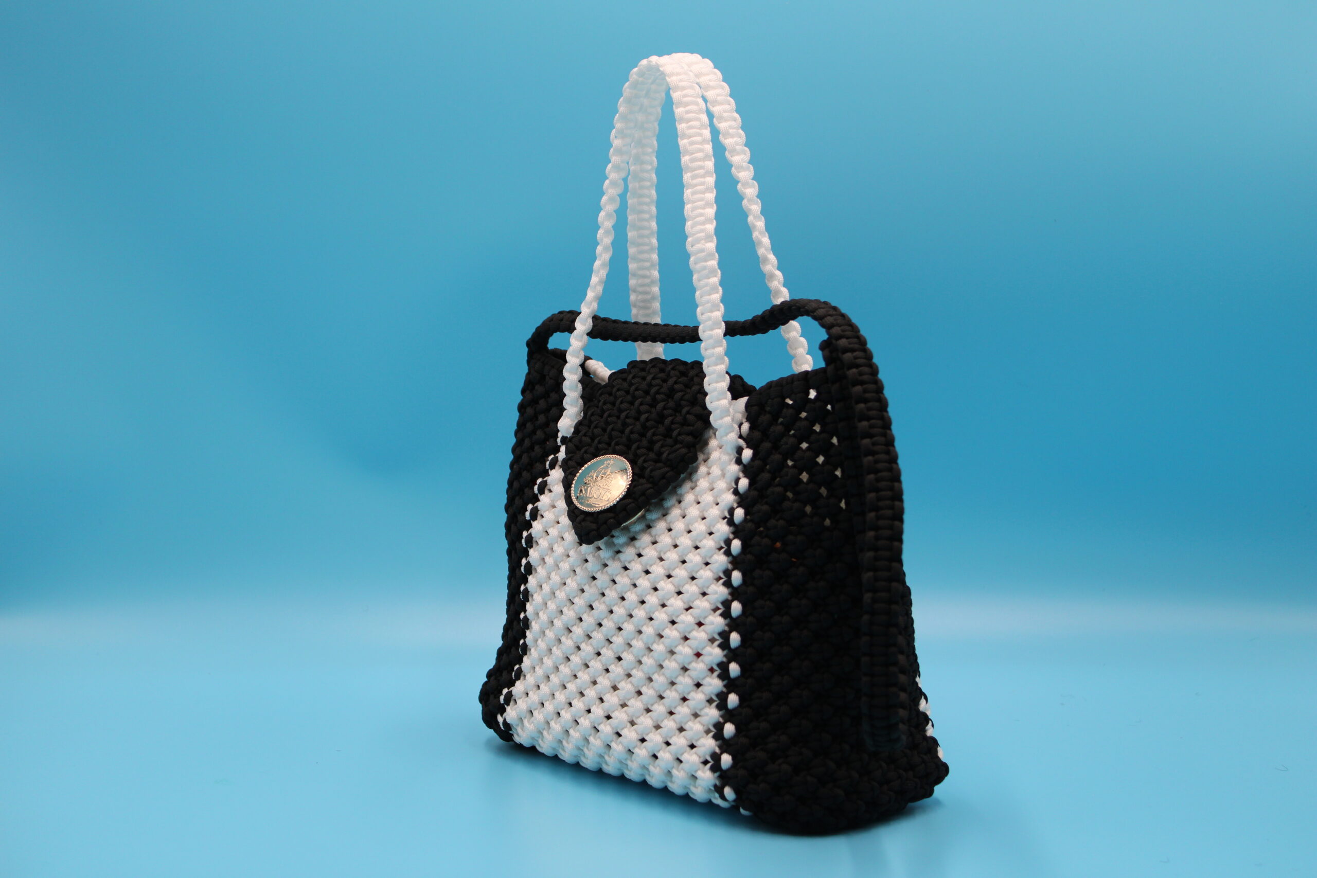 TOTE BAG BLACK AND WHITE COLOR  100% HAND-WOVEN WITH THE SMALL INTERNAL POCKET