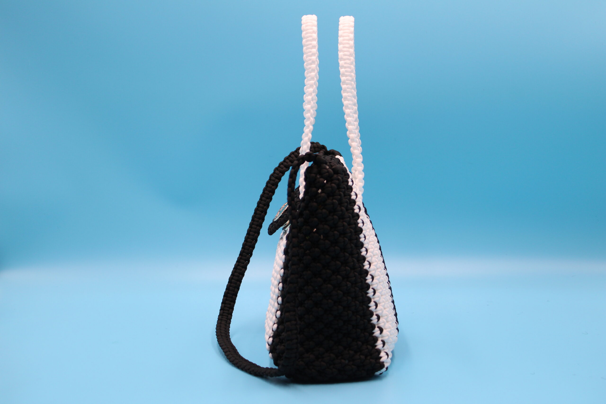 TOTE BAG BLACK AND WHITE COLOR  100% HAND-WOVEN WITH THE SMALL INTERNAL POCKET
