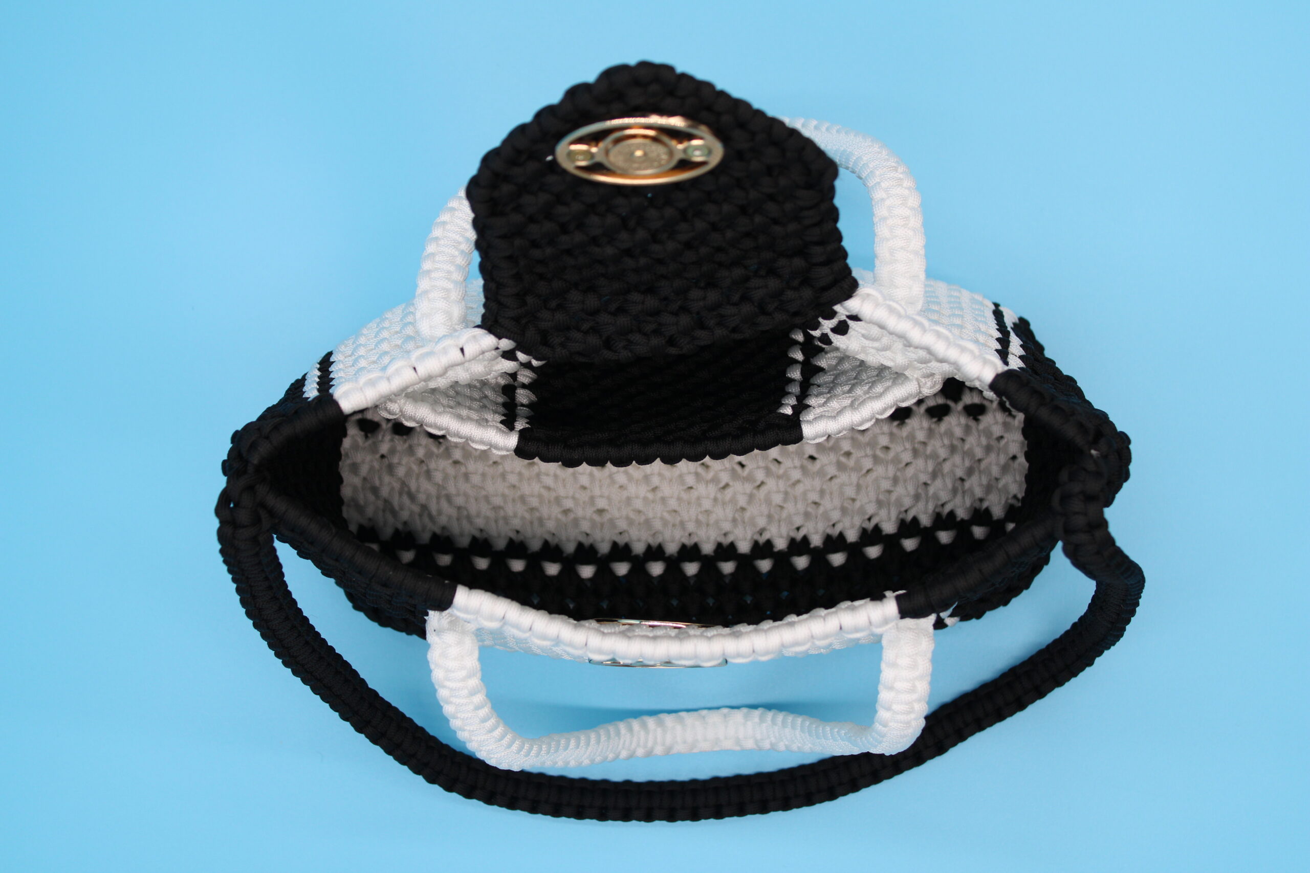 TOTE BAG BLACK AND WHITE COLOR  100% HAND-WOVEN WITH THE SMALL INTERNAL POCKET