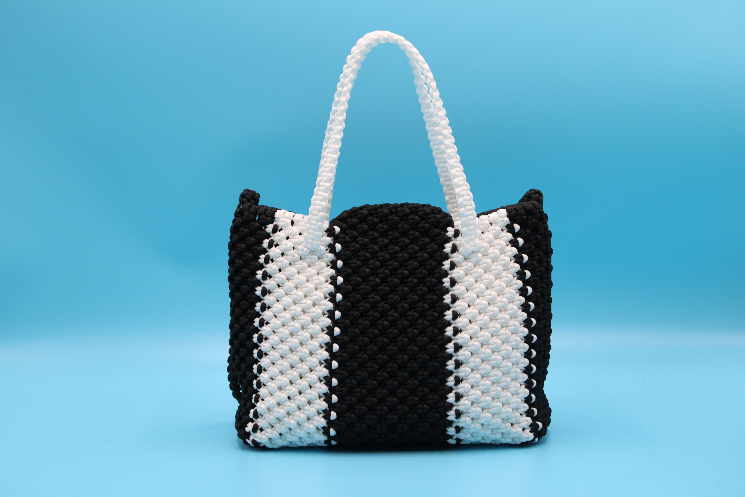 TOTE BAG BLACK AND WHITE COLOR  100% HAND-WOVEN WITH THE SMALL INTERNAL POCKET