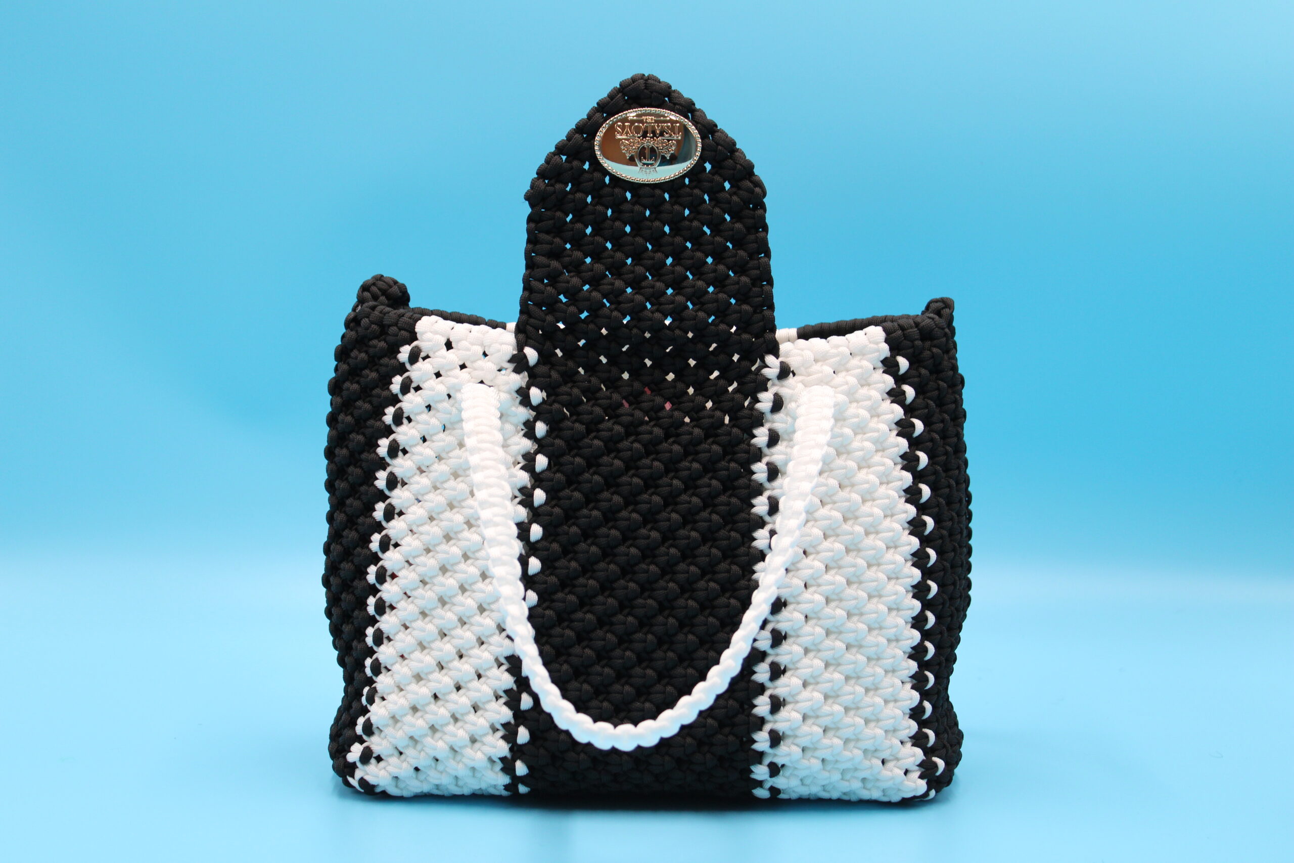 TOTE BAG BLACK AND WHITE COLOR  100% HAND-WOVEN WITH THE SMALL INTERNAL POCKET