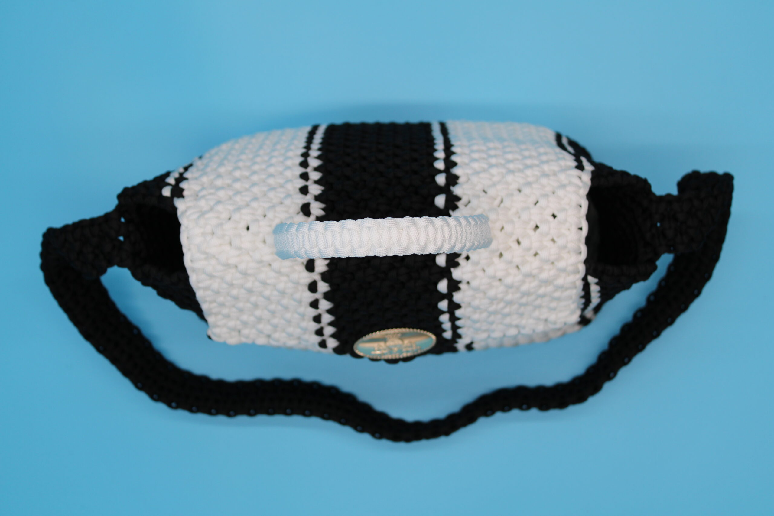 TOTE BAG BLACK AND WHITE COLOR  100% HAND-WOVEN WITH THE SMALL INTERNAL POCKET