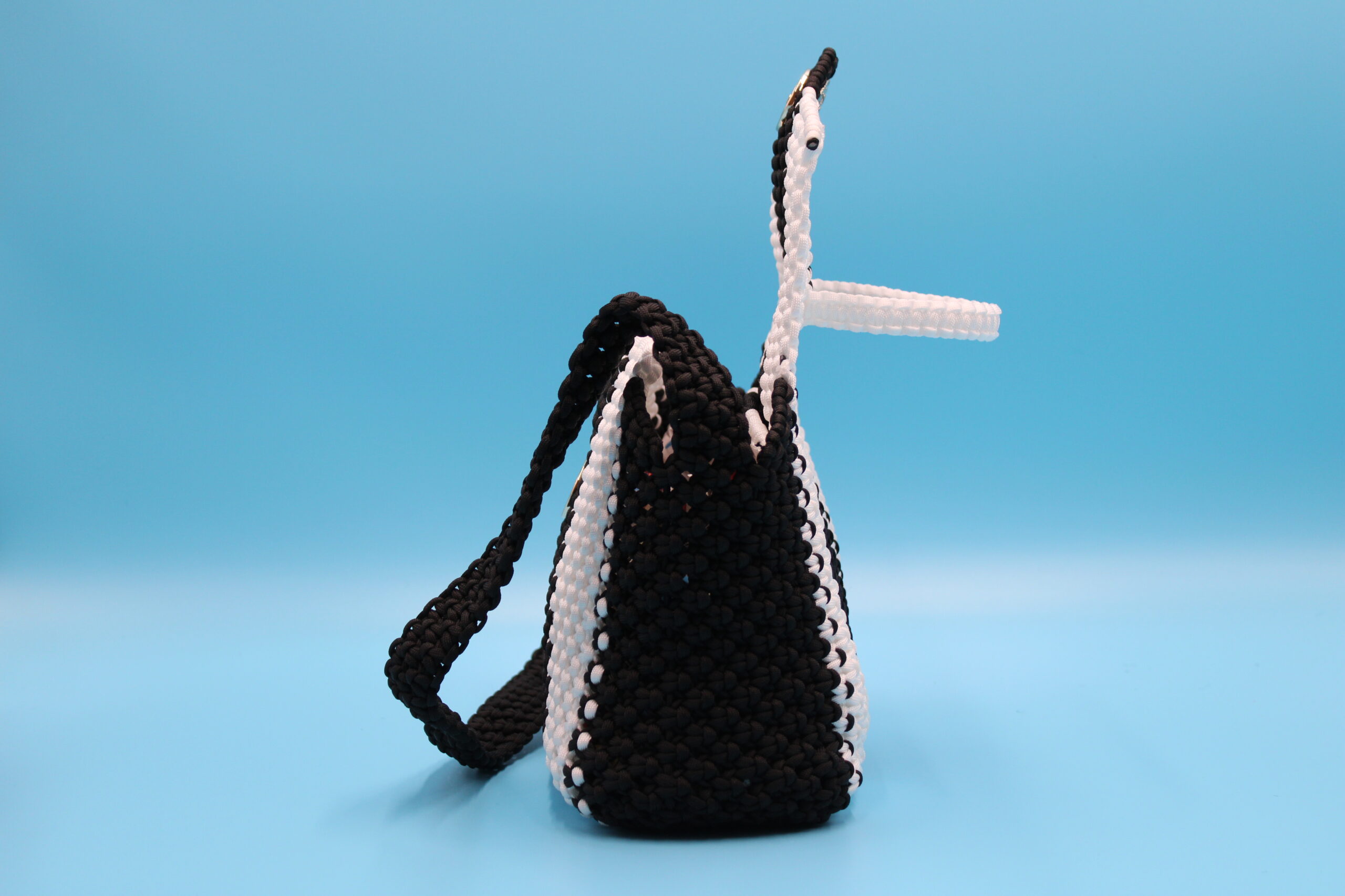TOTE BAG BLACK AND WHITE COLOR  100% HAND-WOVEN WITH THE SMALL INTERNAL POCKET