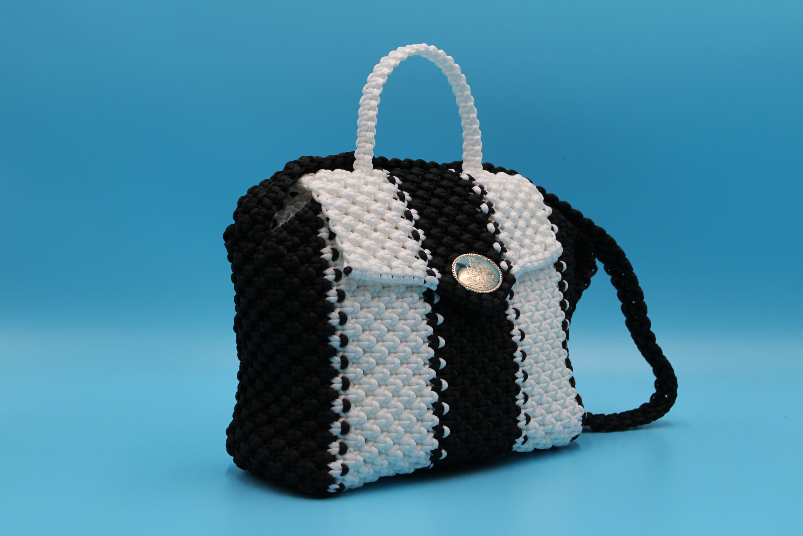 TOTE BAG BLACK AND WHITE COLOR  100% HAND-WOVEN WITH THE SMALL INTERNAL POCKET