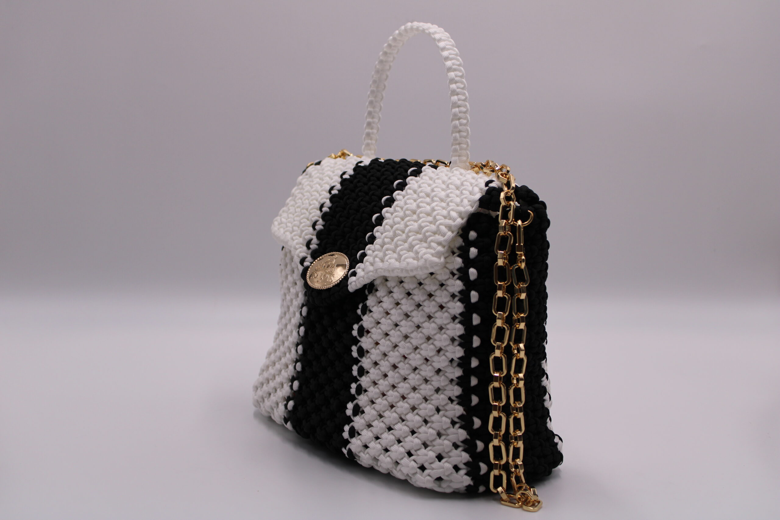BIVINI EH MINTANGNI TWO COLORS BLACK-WHITE 100% HAND-WOVEN WITH THE SMALL INTERNAL POCKET