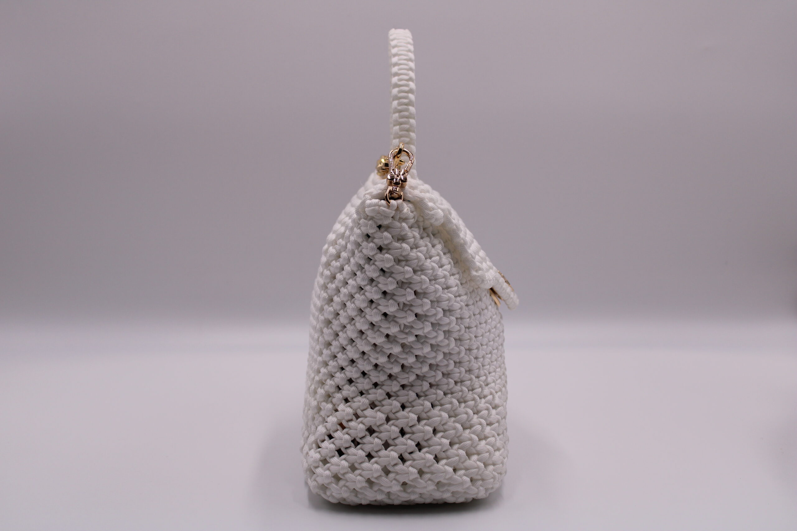 MINTANGNI BENG WHITE COLOR BAG  100% HAND-WOVEN WITH THE SMALL INTERNAL POCKET AND GOLDEN METAL CHAIN