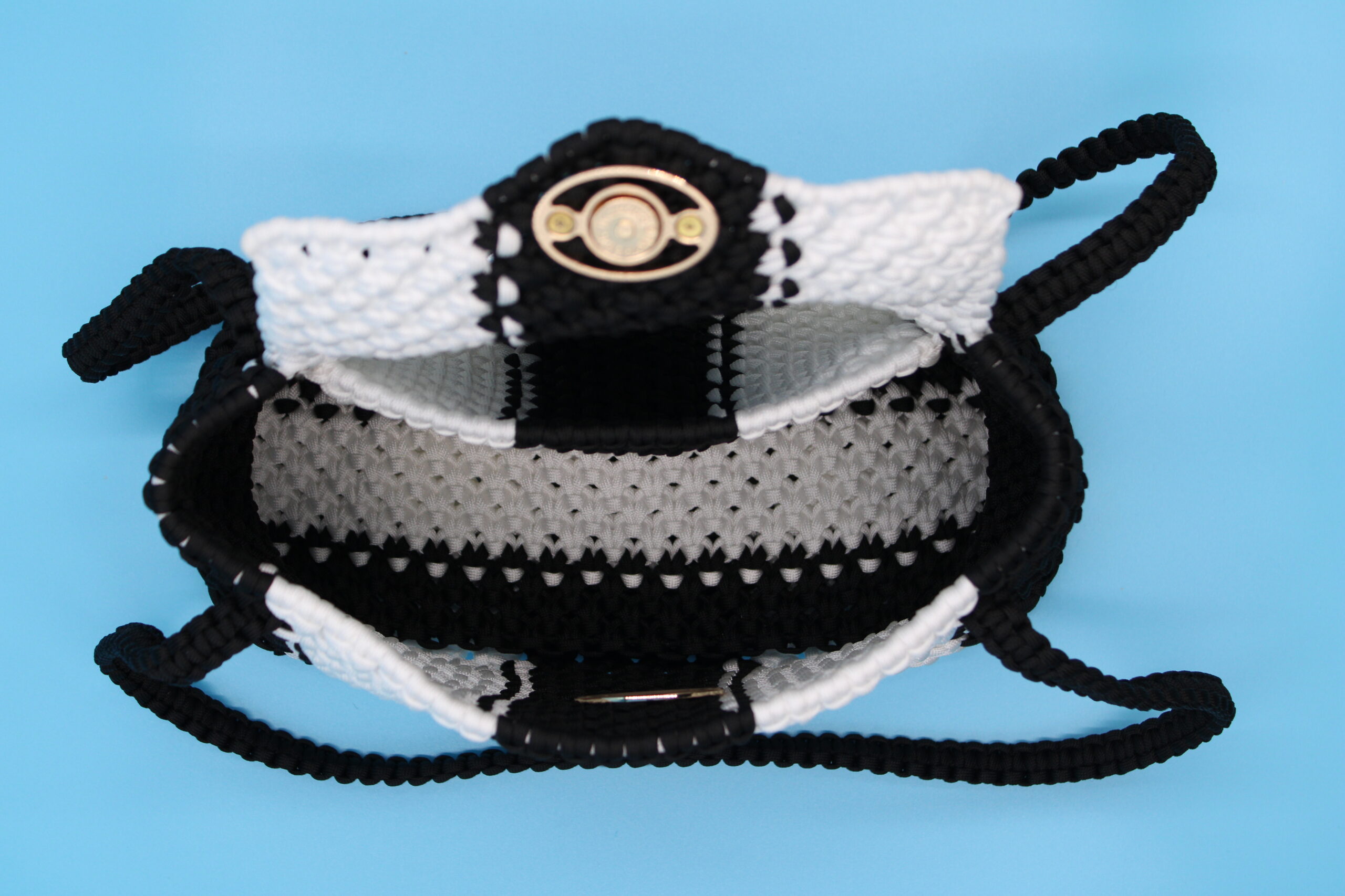TOTE BAG BLACK AND WHITE COLOR WITH CLOSED TOP 100% HAND-WOVEN WITH THE SMALL INTERNAL BAG