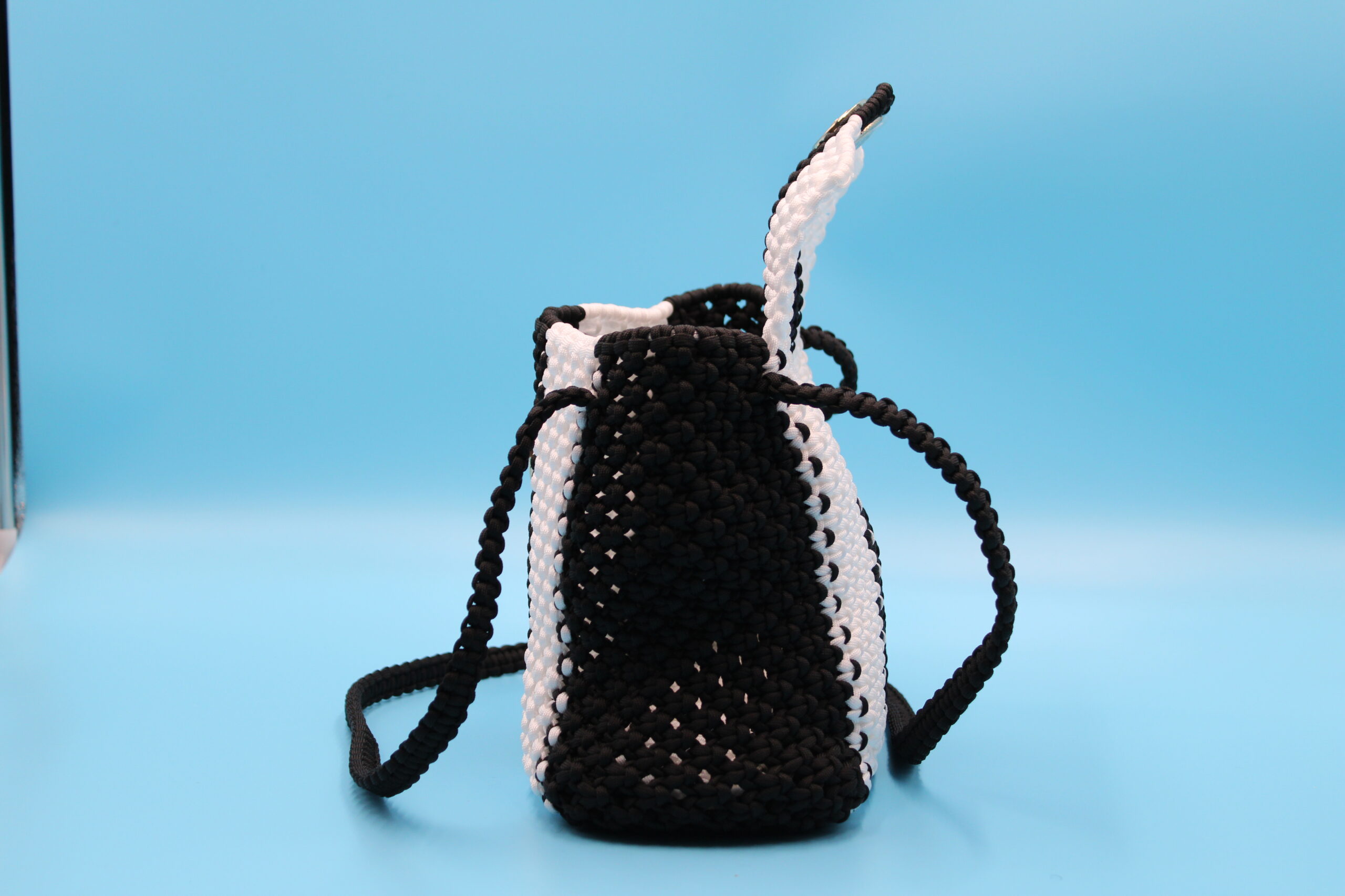 TOTE BAG BLACK AND WHITE COLOR WITH CLOSED TOP 100% HAND-WOVEN WITH THE SMALL INTERNAL BAG