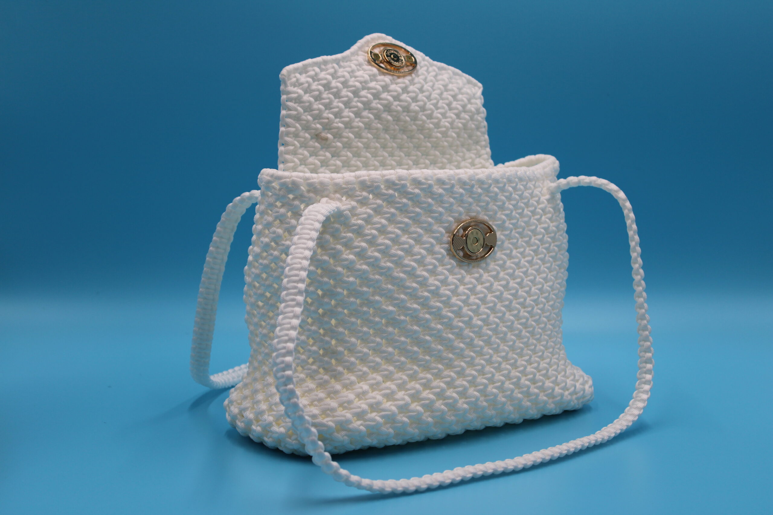 TOTE BAG WHITE COLOR WITH CLOSED TOP 100% HAND-WOVEN WITH THE SMALL INTERNAL POCKET